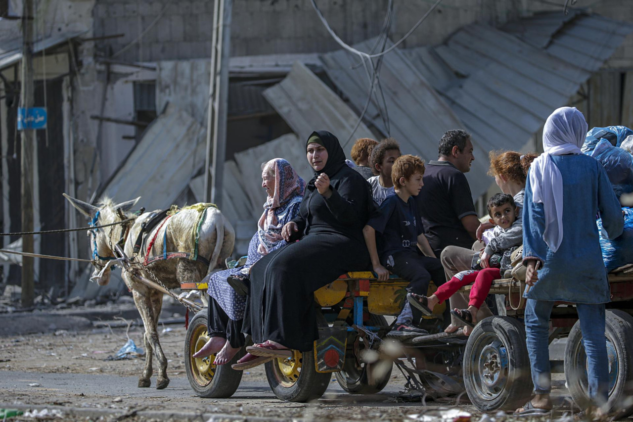 Residentes evacúan el norte de la Franja de Gaza. Foto: EFE