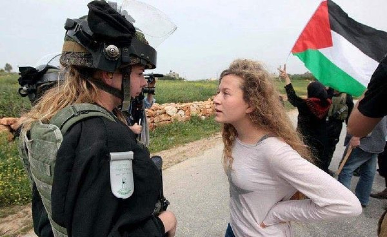 Ahed Tamimi enfrentándose a soldado israelí. Foto: Twitter.