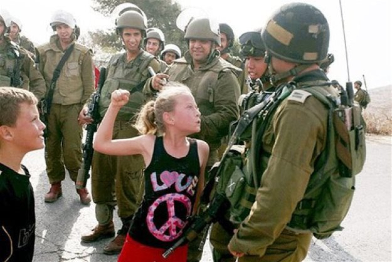 Ahed Tamimi enfrentándose a soldado israelí. Foto: Twitter.