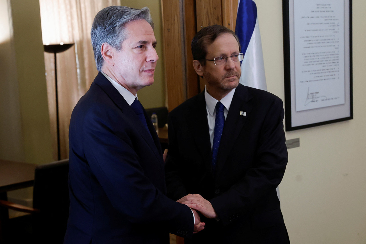 El secretario de Estado estadounidense, Antony Blinken, estrecha la mano del presidente israelí, Isaac Herzog. Foto: Reuters.