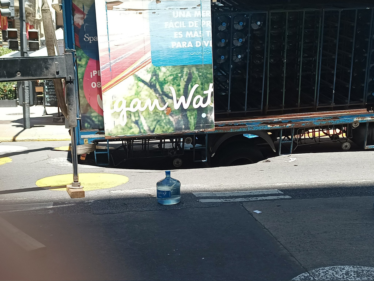 Un camión se hundió en plana calle. Foto: NA.