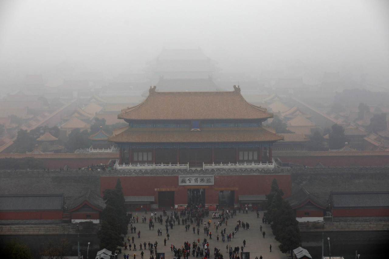 El "esmog" cae sobre la Ciudad Prohibida de Pekín (China). Foto EFE.
