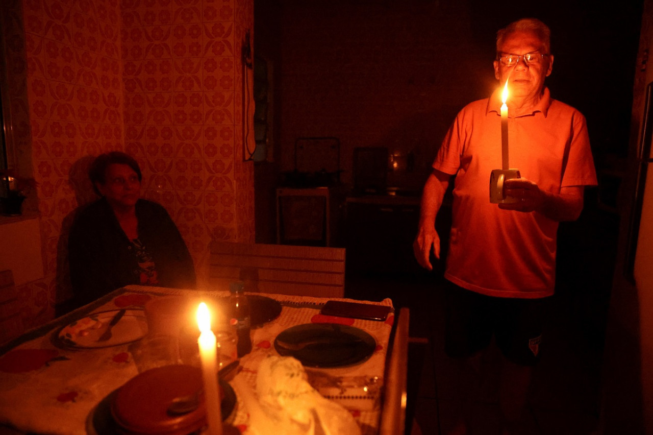 Vecinos de la ciudad de Sao Paulo que continúan sin luz. Foto: Reuters.