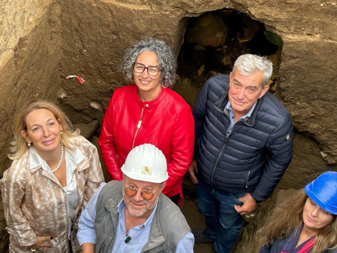 El grupo de arqueólogos a cargo de la excavación. Foto: Facebook/ Comune di Montalto di Castro