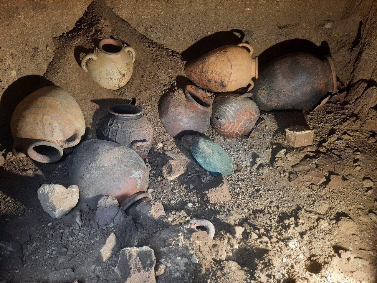 Algunos de los objetos encontrados en la tumba de la cavilación etrusca. Foto: Facebook/ Comune di Montalto di Castro