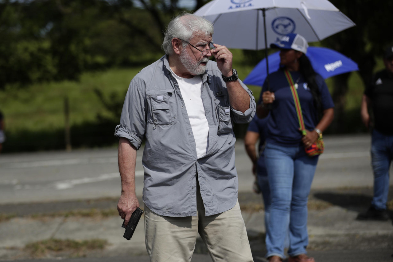 Ataque de un hombre armado contra una marcha antimenería en Panamá. Foto: EFE.