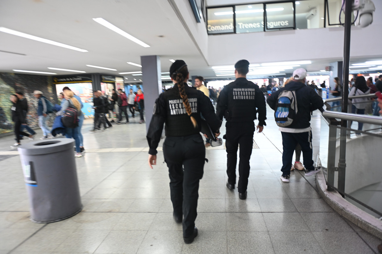 Policía tras las amenazas de bombas en diferentes líneas de tren. Foto: Télam.