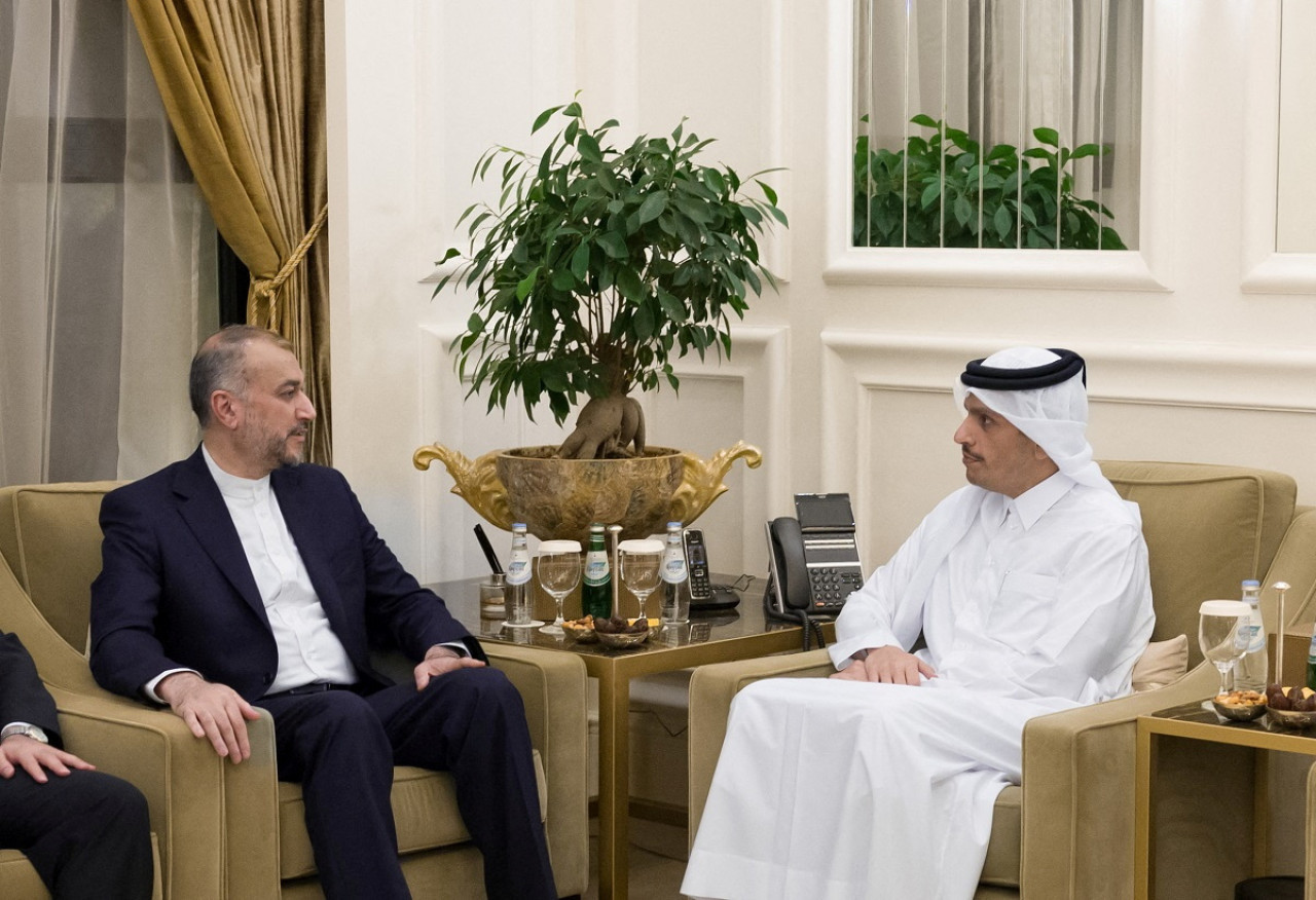 El Primer Ministro de Qatar, Mohammed bin Abdulrahman Al Thani, con el Ministro de Asuntos Exteriores iraní, Hossein Amirabdollahian. Foto Reuters.