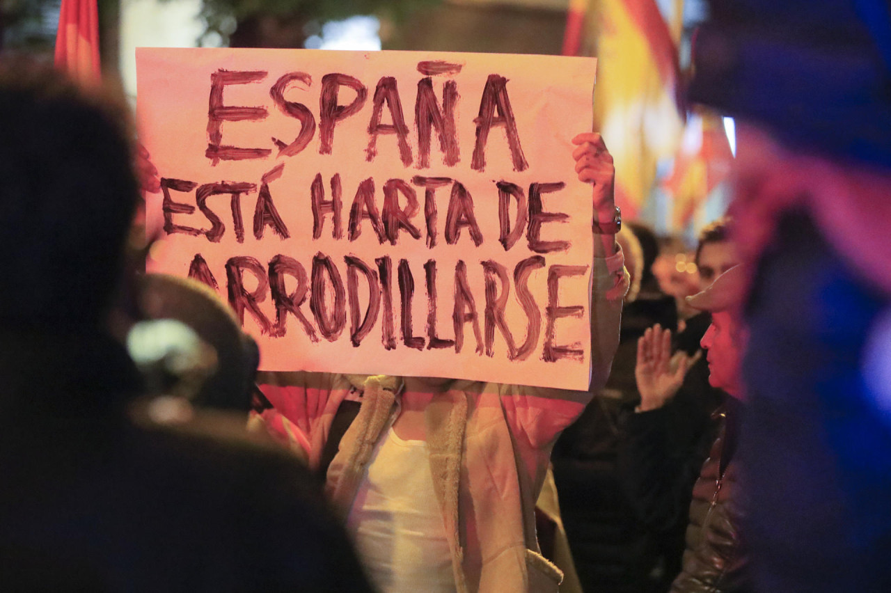 Protestas en contra de la alianza entre socialistas e independentistas. Foto: EFE.