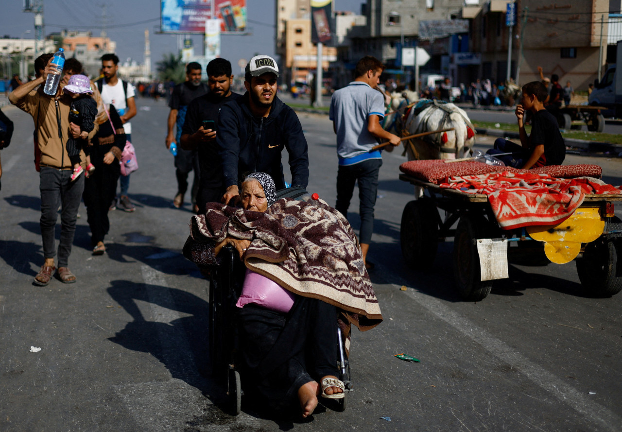 Evacuación de palestinos de Gaza tras los ataques de Israel. Foto: REUTERS.