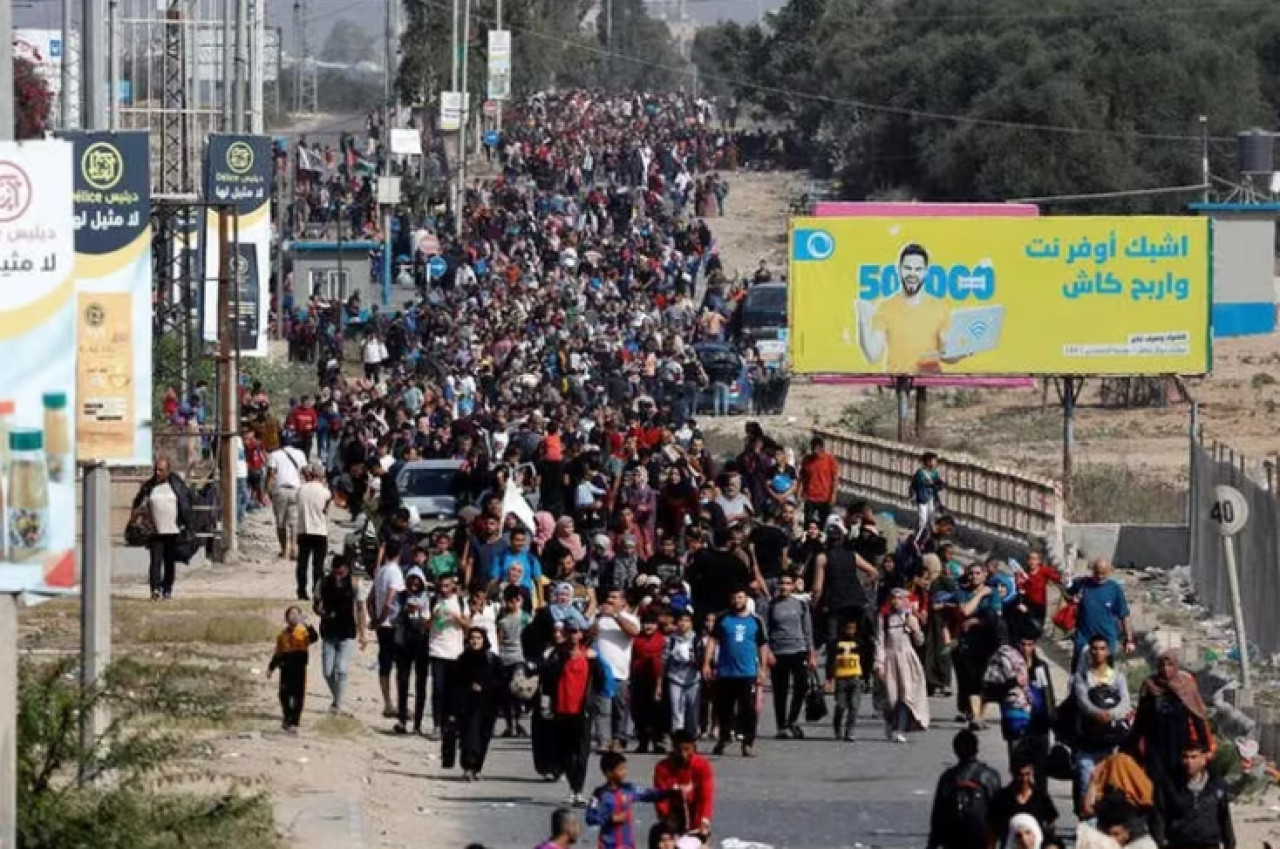 Evacuación de palestinos de Gaza tras los ataques de Israel. Foto: REUTERS.