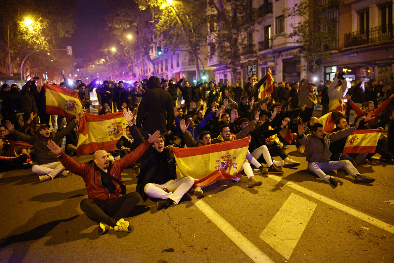Protestas contra la ley de amnistía y el acuerdo político firmado con los independentistas en España. Foto: EFE.