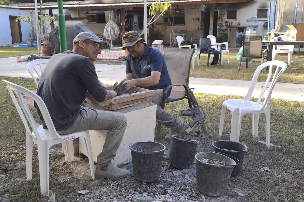 Arqueólogos recogiendo cenizas. Foto EFE.