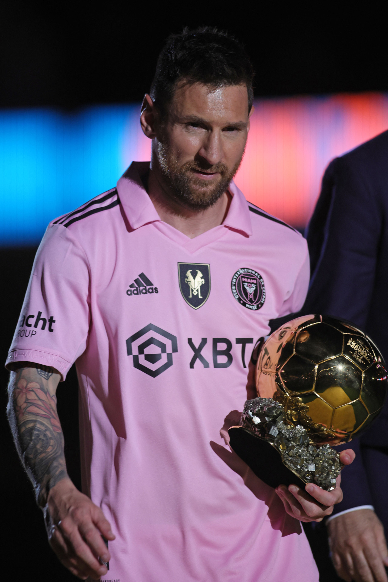 Lionel Messi presenta su octavo Balón de Oro. Foto: Reuters