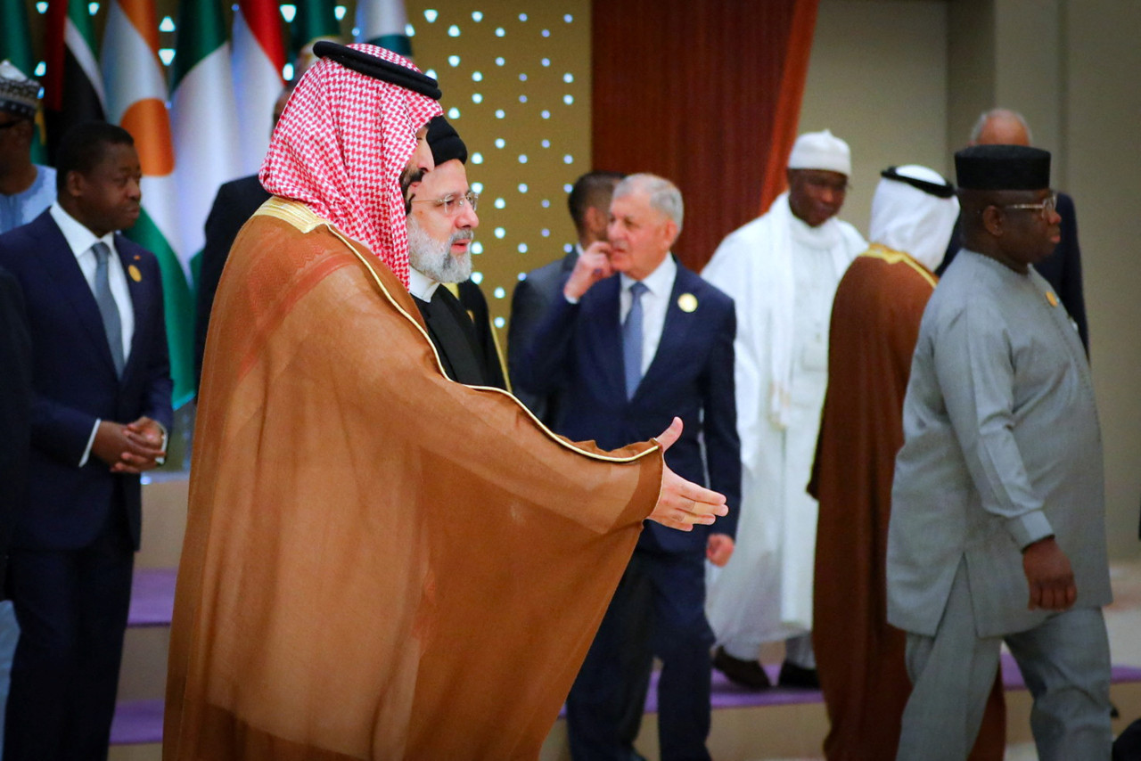 El príncipe saudí Mohammed bin Salman y el líder iraní Ebrahim Raisí. Foto: Reuters.