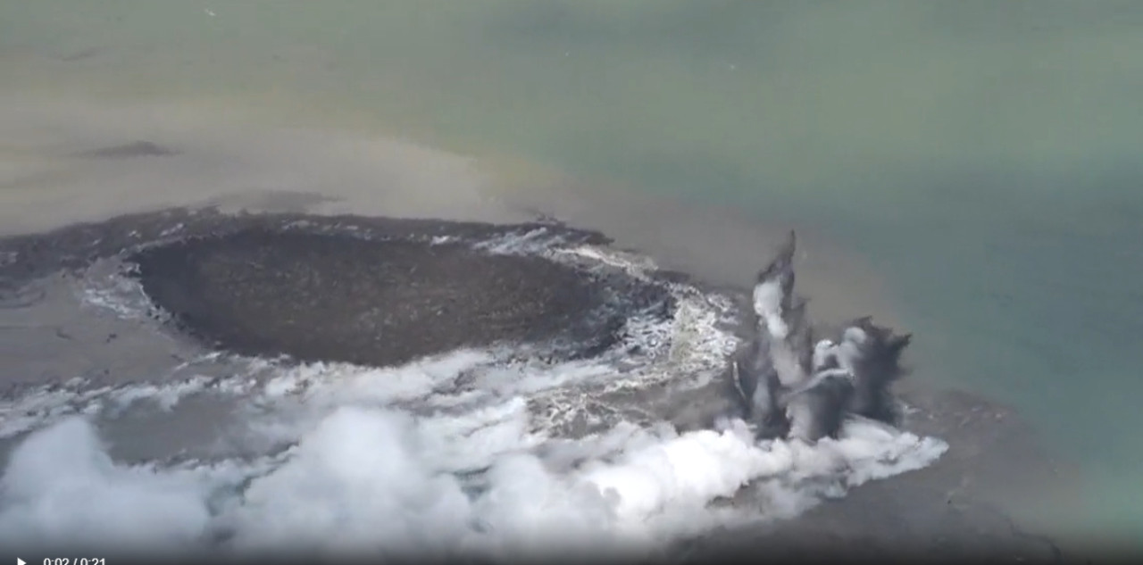 Captan por primera vez el nacimiento de una nueva isla en la costa de Iwo Jima, Japón. Foto: captura de video.
