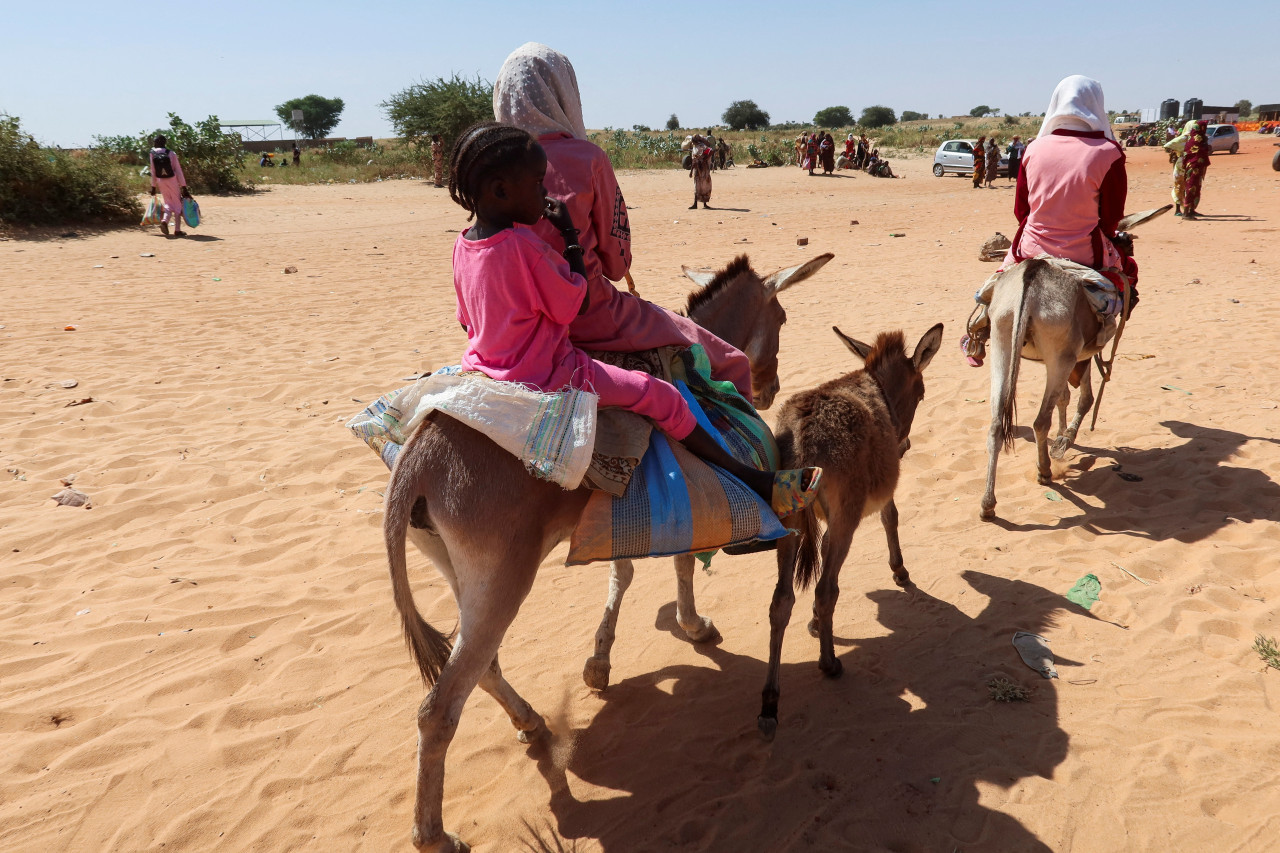 Refugiados escapan de Sudán hacia Chad. Foto: Reuters