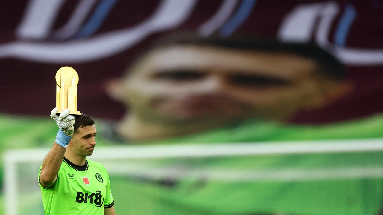 Homenaje al Dibu Martínez en Aston Villa. Foto: Reuters