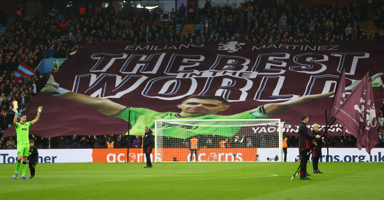 Homenaje al Dibu Martínez en Aston Villa. Foto: Reuters