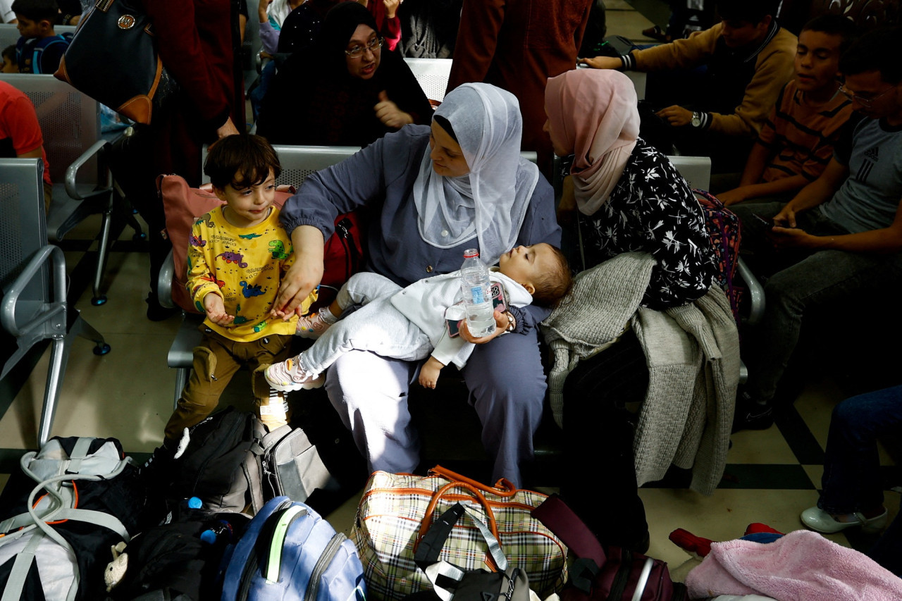 Evacuación por el paso de Rafah. Foto: Reuters.