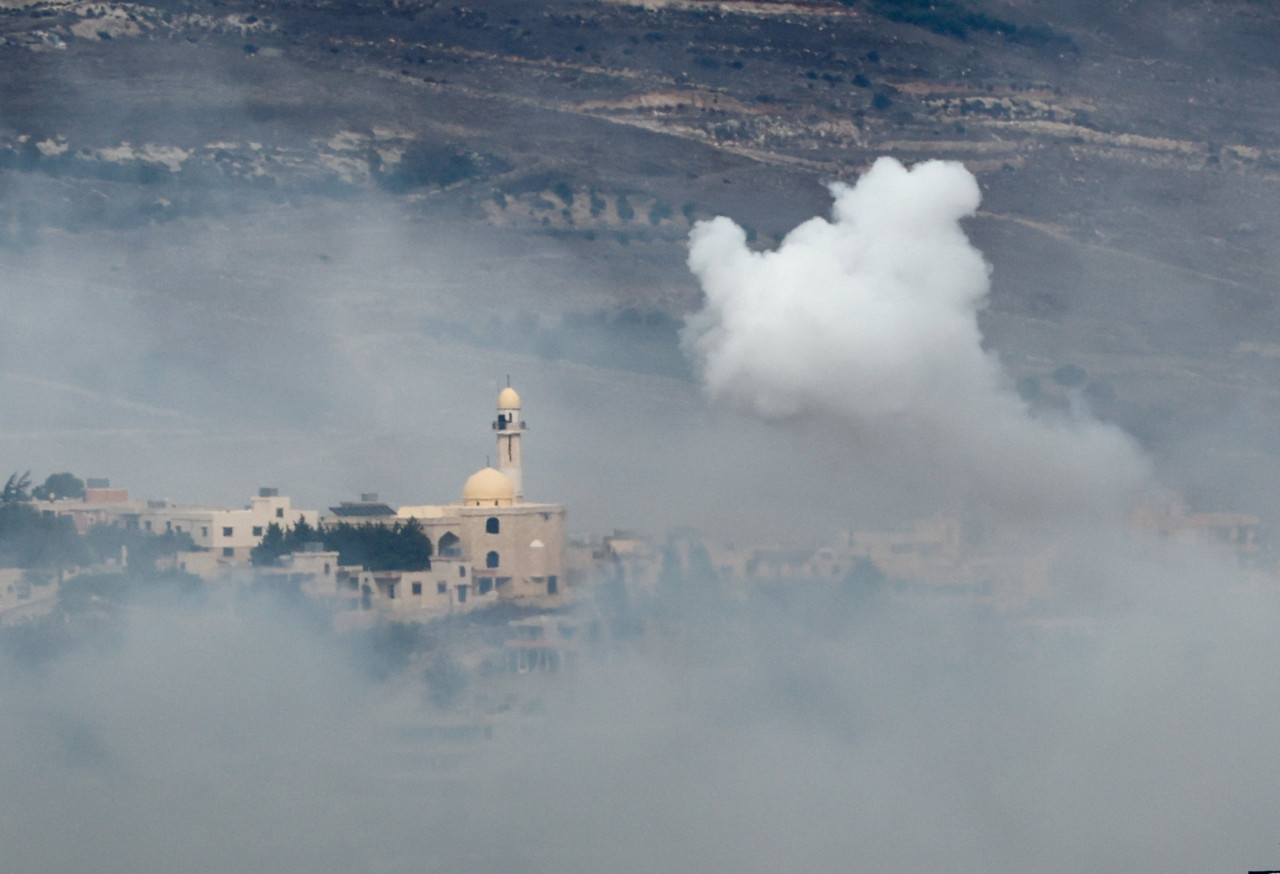 Humo en la frontera entre Israel y el Líbano. Foto: Reuters