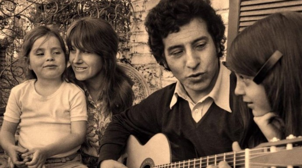 Joan Turner, Victor Jara y sus hijas. Foto: NA