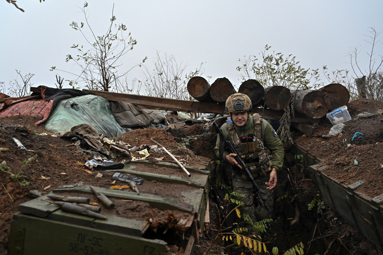 Guerra entre Rusia y Ucrania. Soldado ucraniano en trinchera. Foto: NA.