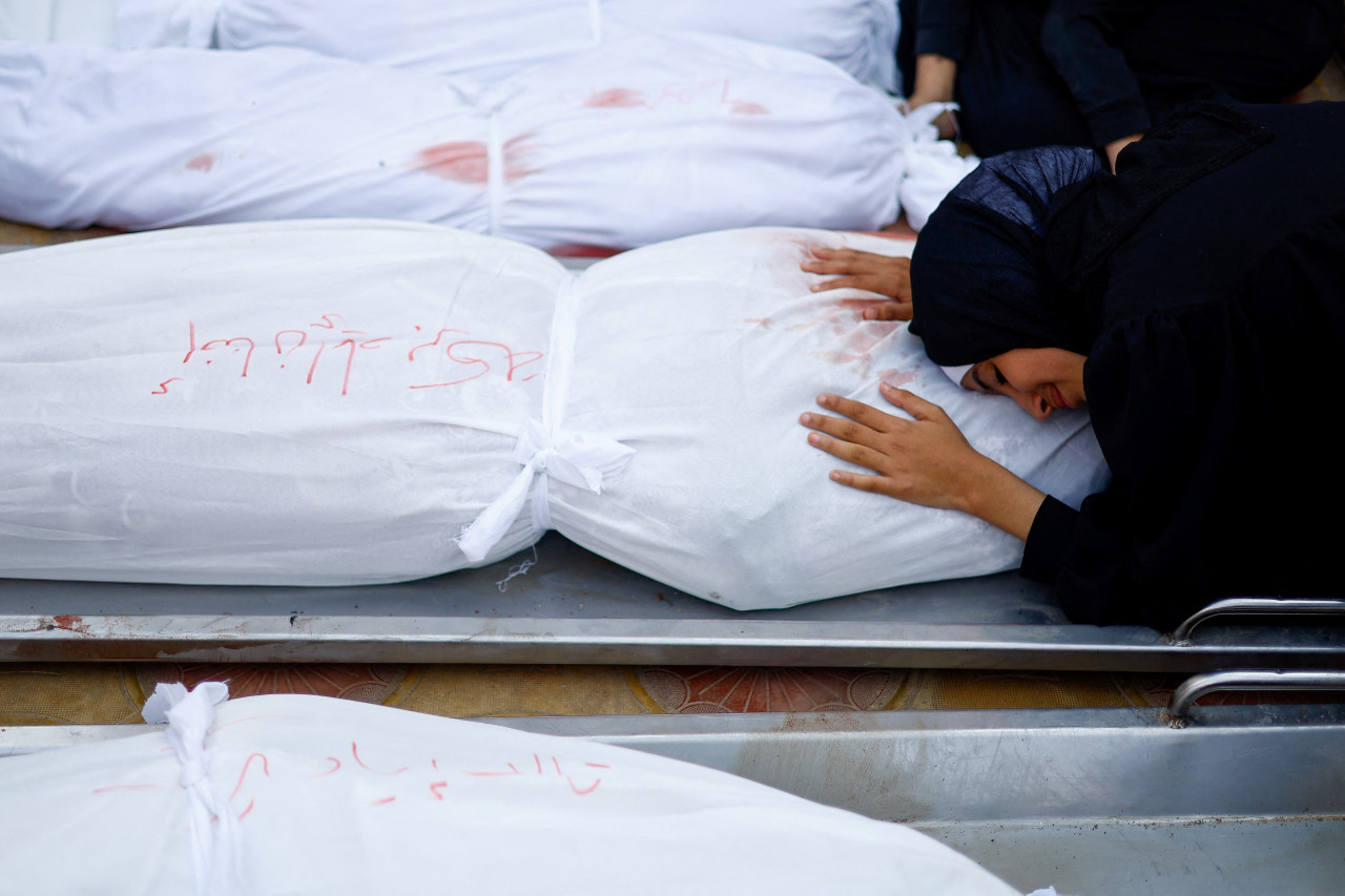 Cadáveres en el hospital Al Shifa. Foto: Reuters.