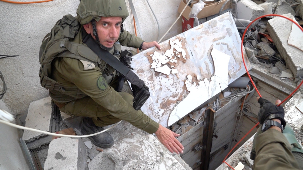 Daniel Hagari, portavoz del Ejército israelí mostrando túnel de Hamas. Foto: Reuters.