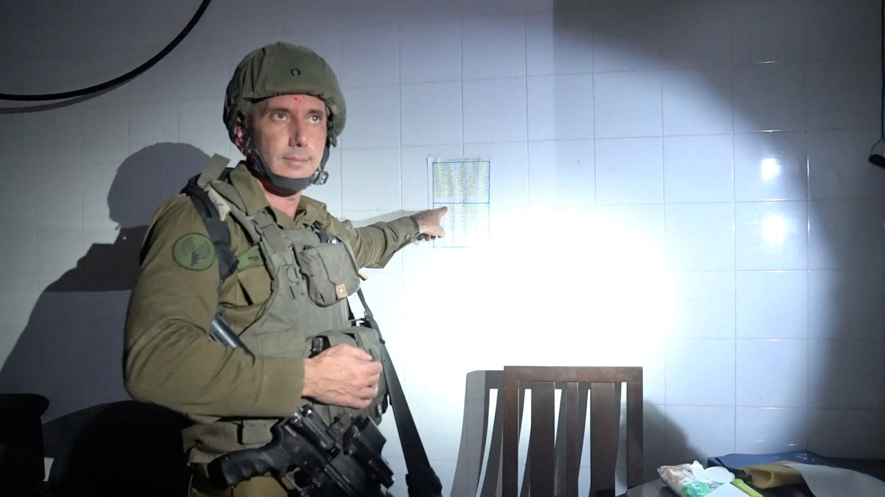 Daniel Hagari, portavoz del Ejército israelí mostrando túnel de Hamas. Foto: Reuters.