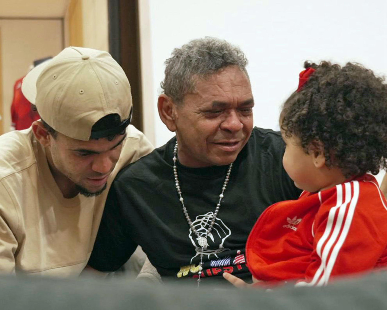 Reencuentro de Luis Díaz con su padre tras el secuestro en Colombia. Foto: EFE.