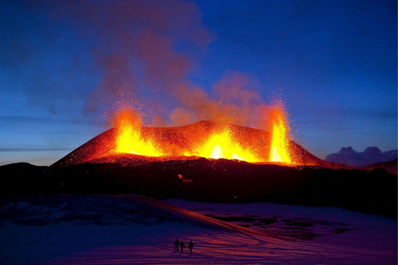 Erupción del volcán Eyjafjallajockull al sur de Islandia. Foto: EFE
