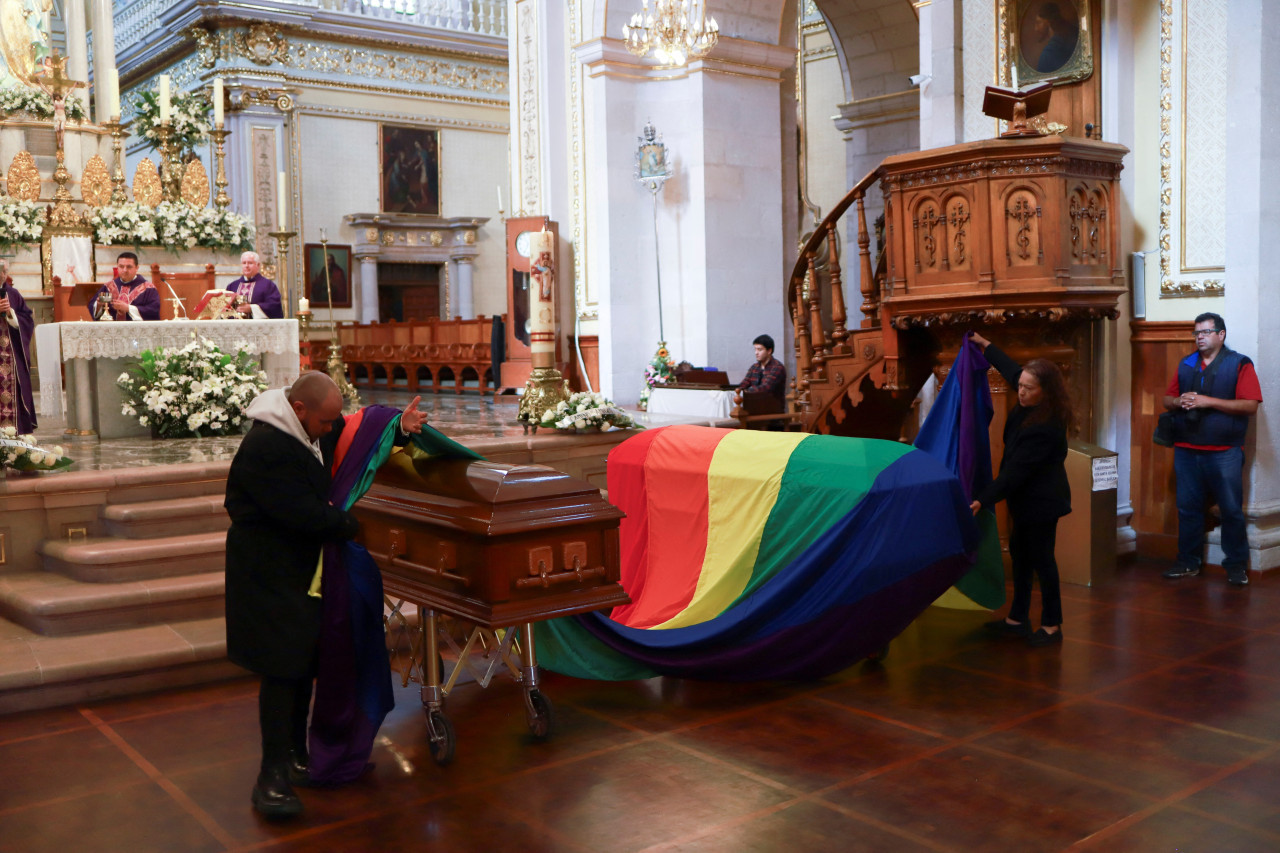 La bandera LGBT junto al ataúd de Baena. Foto: Reuters