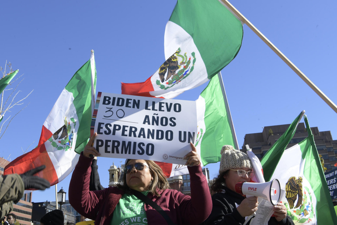 Cientos de inmigrantes y activistas marchan hacia la Casa Blanca. Foto EFE.