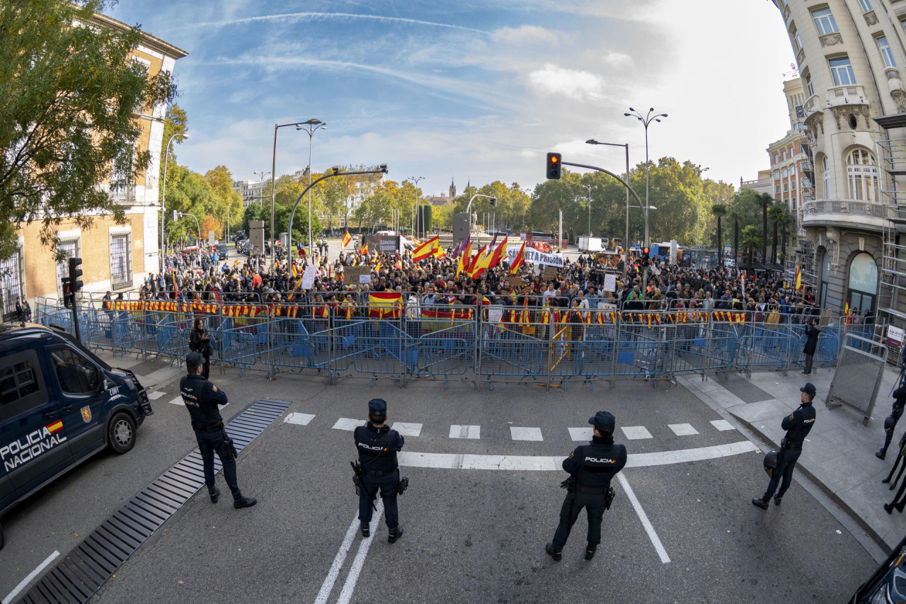 Protestas en los alrededores de la sesión de investidura de Pedro Sánchez. Foto: EFE.
