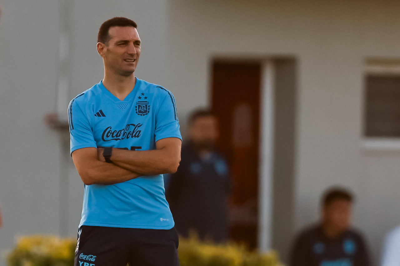 Scaloni en los entrenamientos previos a los partidos por Eliminatorias. Foto: EFE