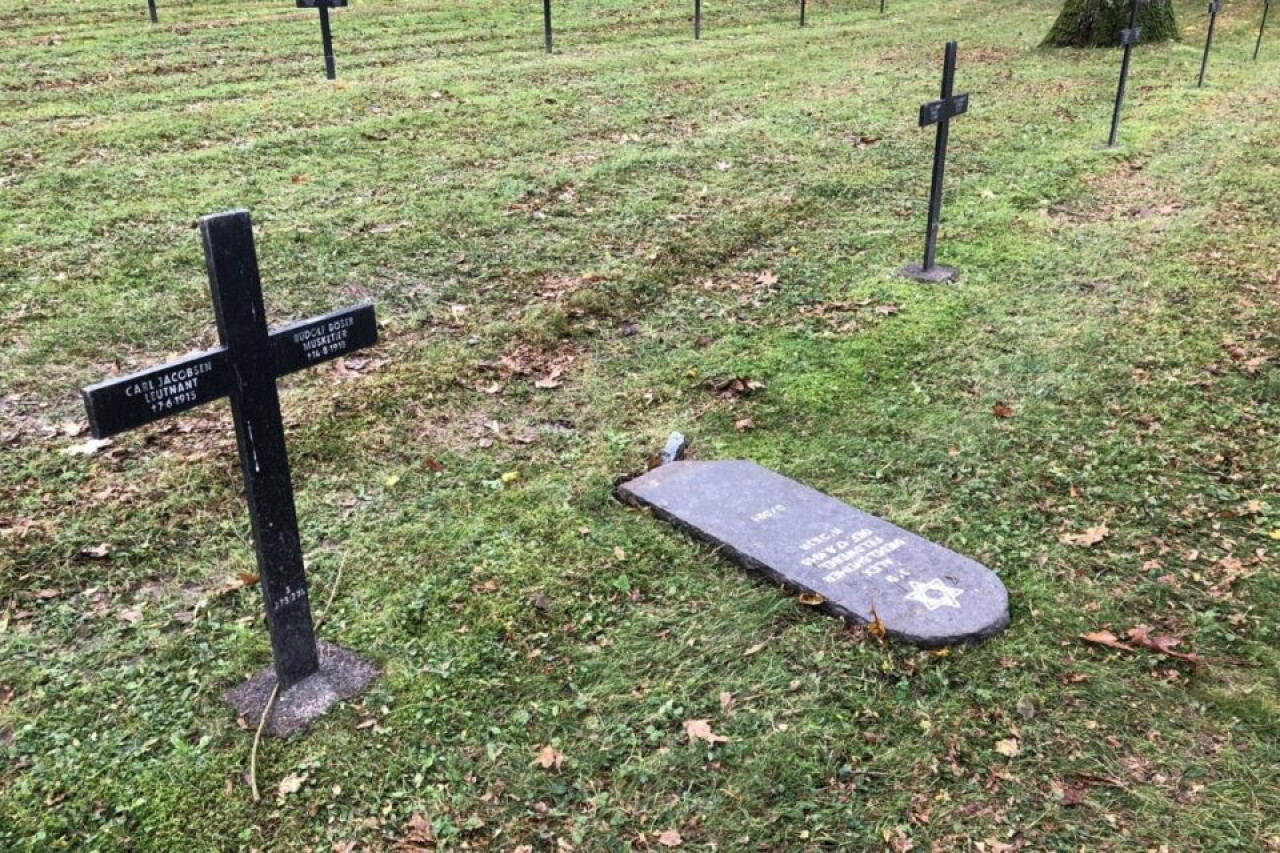 Varias estelas judías desfiguradas y destruidas en un cementerio militar de Oise. (©Asociación de Metros Alemanes de Puisaleine y Alrededores 14-18 / Facebook)