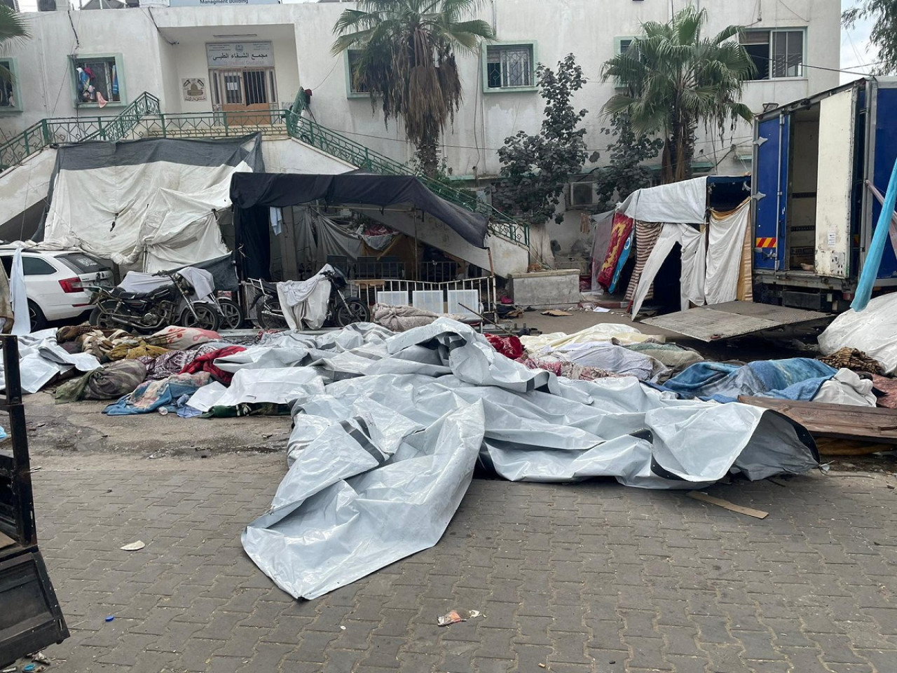 Patio del hospital Al Shifa de Gaza. Foto: Reuters.