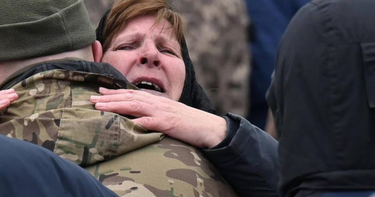 Madres despidiendo a su hijo que marcha a la guerra. Foto: Reuters