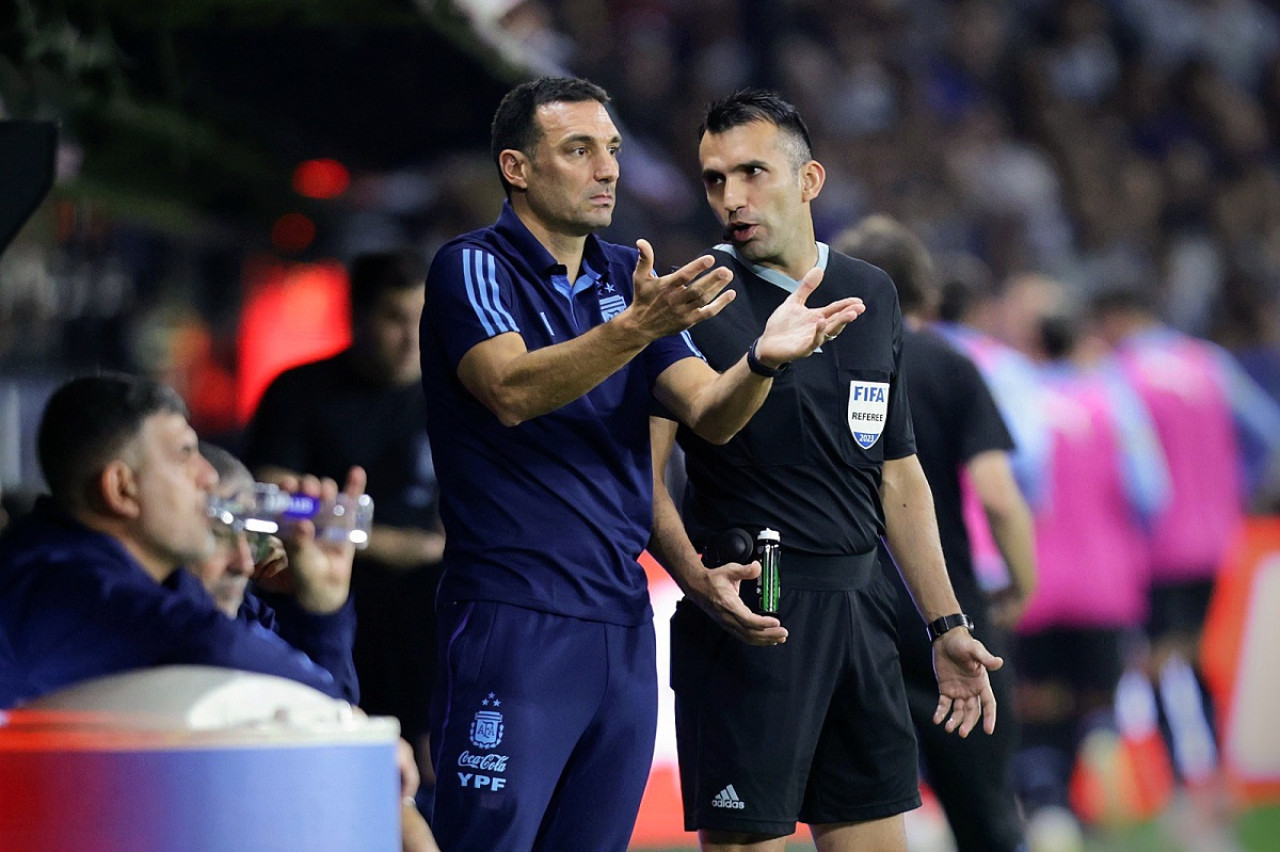 Lionel Scaloni fue derrotado por el seleccionado de Marcelo Bielsa. Foto: NA.