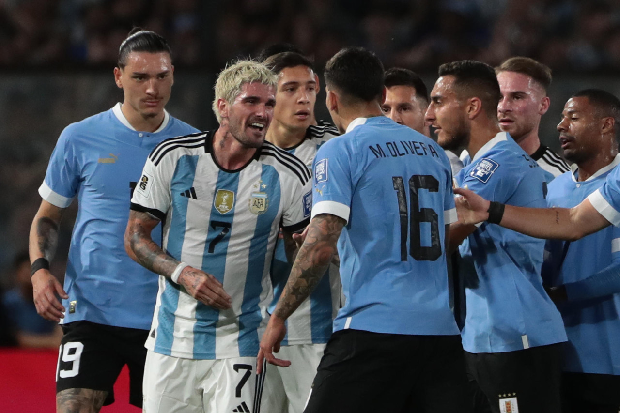 La pelea en Argentina-Uruguay. Foto: EFE