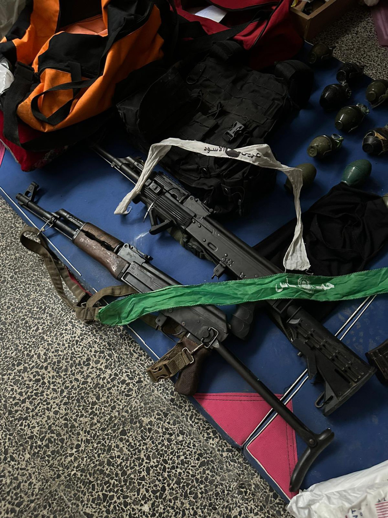 Las armas de Hamas halladas en una guardería de Gaza. Foto: X @FDIonline.