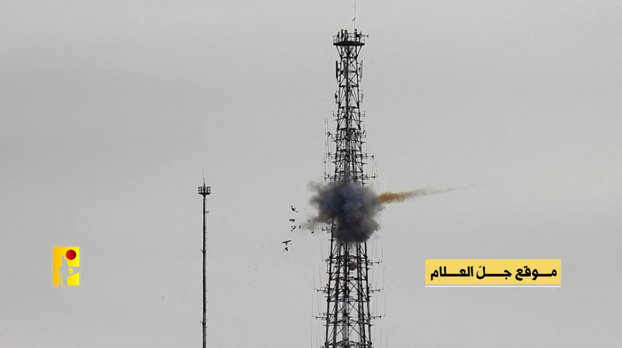 Destrucción de una torre del Ejército de Israel por parte de Hezbollah. Foto: Reuters.
