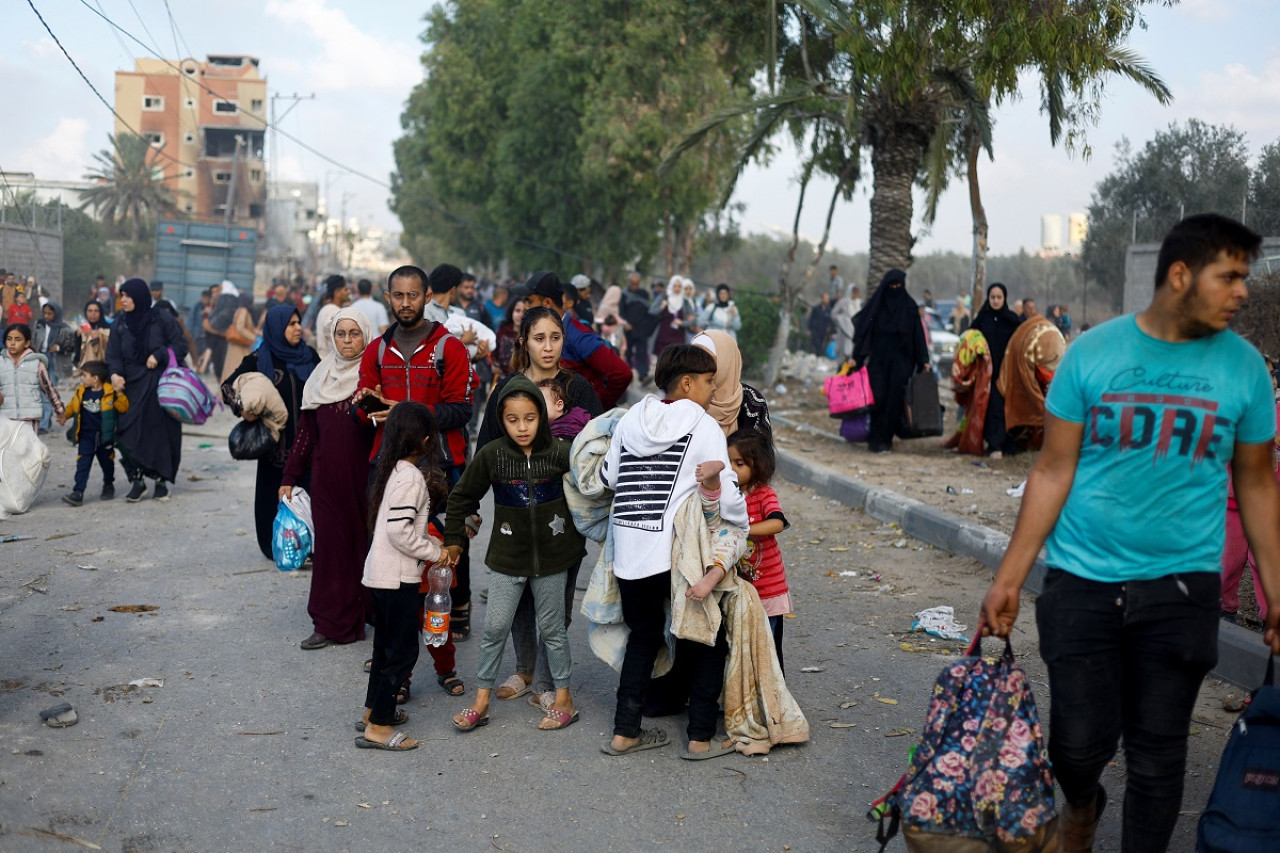 Ciudadanos palestinos abandonan Gaza. Foto: Reuters.