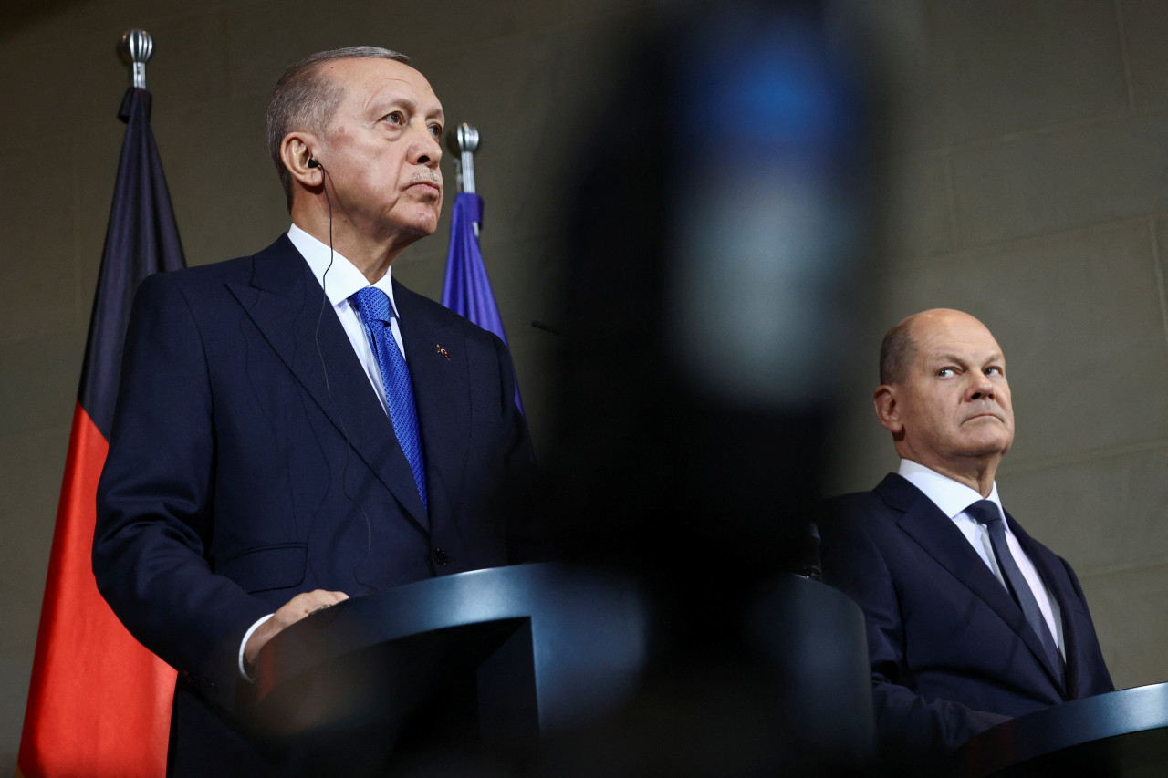 Recep Tayyip Erdogan, presidente de Turquía, y el canciller de Alemania, Olaf Scholz. Foto: REUTERS.