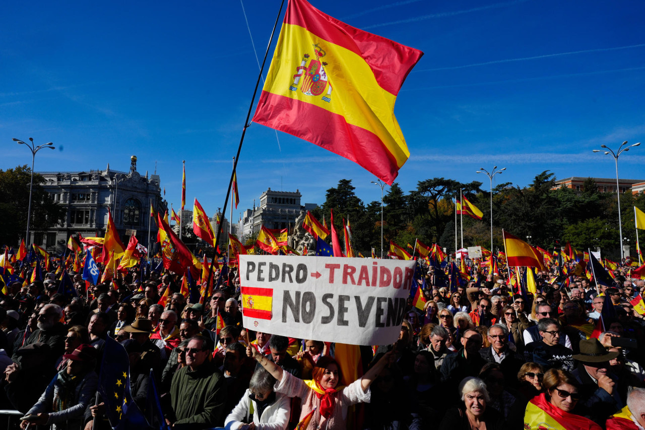 Manifestación en Madrid en contra de Pedro Sánchez y la amnistía con catalanes. Foto: EFE