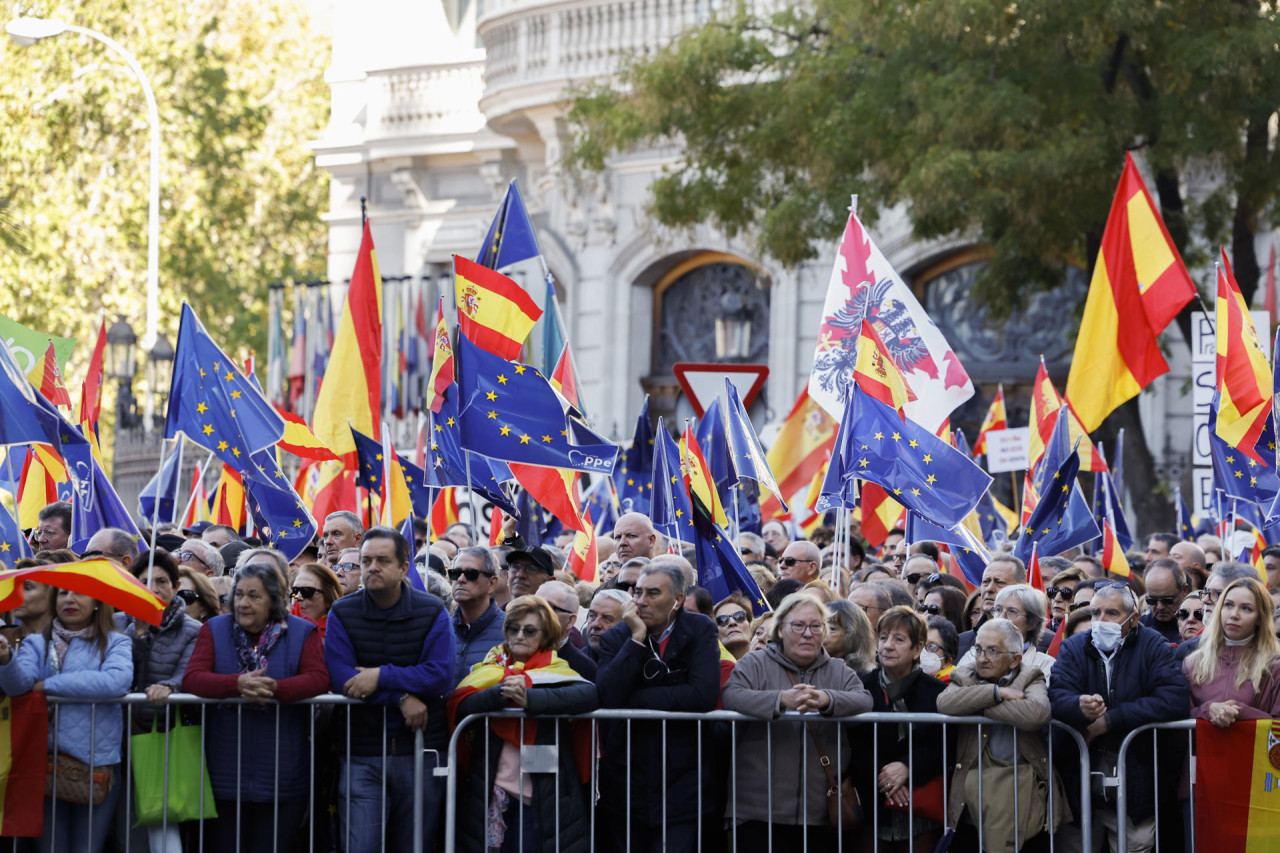 Manifestación en Madrid en contra de Pedro Sánchez y la amnistía con catalanes. Foto: EFE