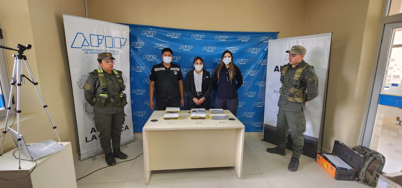 Tres ciudadanas bolivianas intentaron ingresar a Argentina con más de 6kg de cocaína oculta en su ropa. Foto: Aduana.