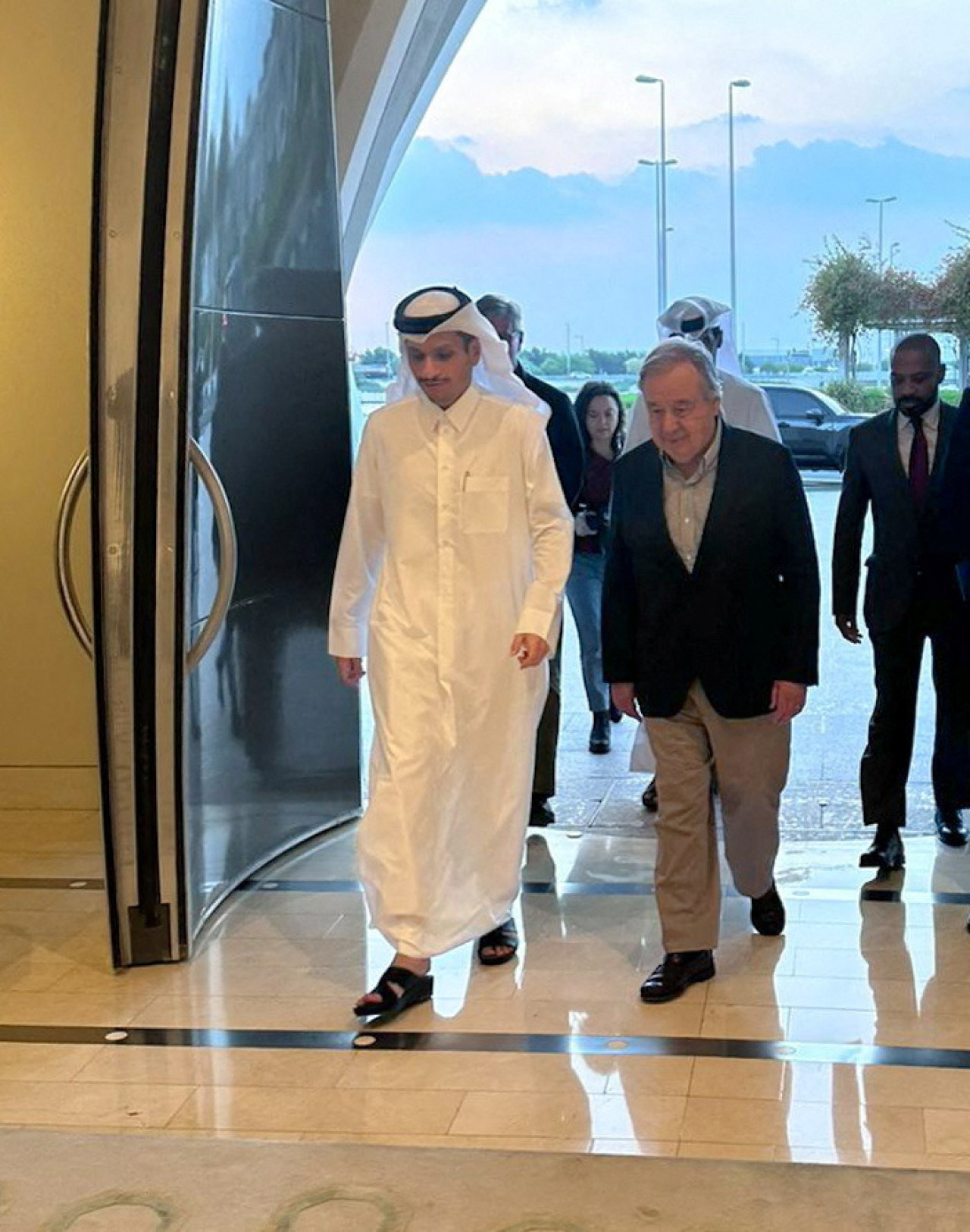 Primer ministro qatarí con Antonio Guterres. Foto: Reuters.