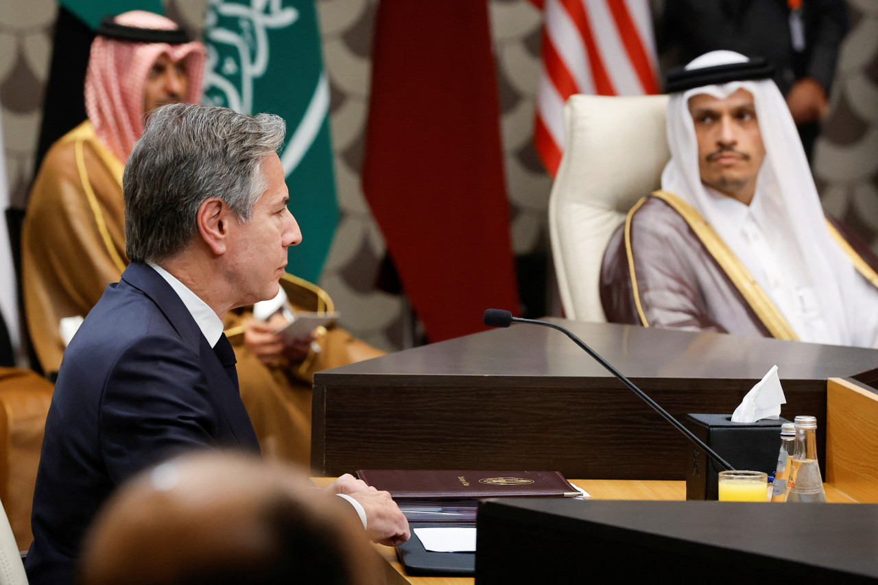 Primer ministro qatarí con Antony Blinken. Foto: Reuters.